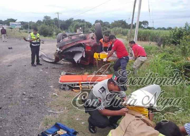 VUELCA AUTO; HAY TRES LESIONADOS