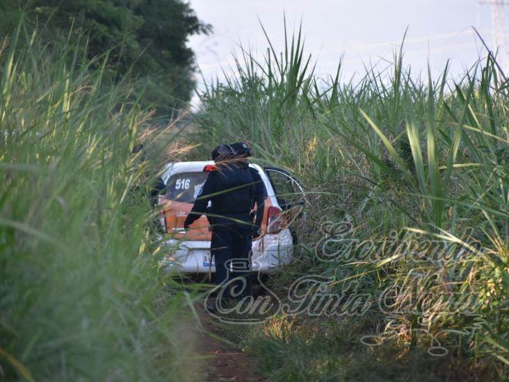 DEJAN A TAXISTA ENCAJUELADO