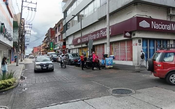 DELINCUENTES SE BURLAN DE LA POLICÍA; ROBAN MOTO EN EL CENTRO