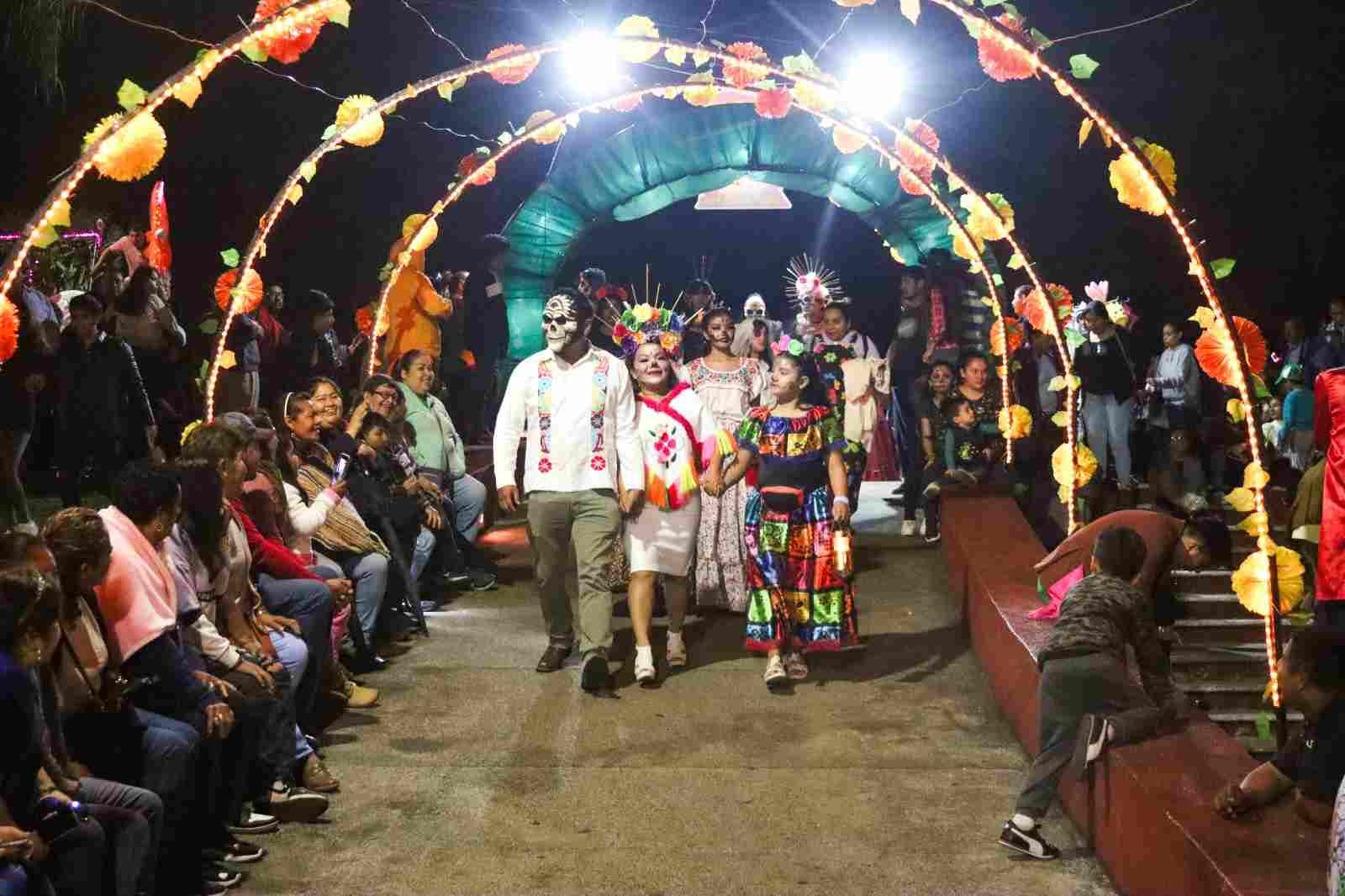 DISFRUTAN ATOYAQUENSES DE DESFILE Y CONCURSO DE CATRINAS