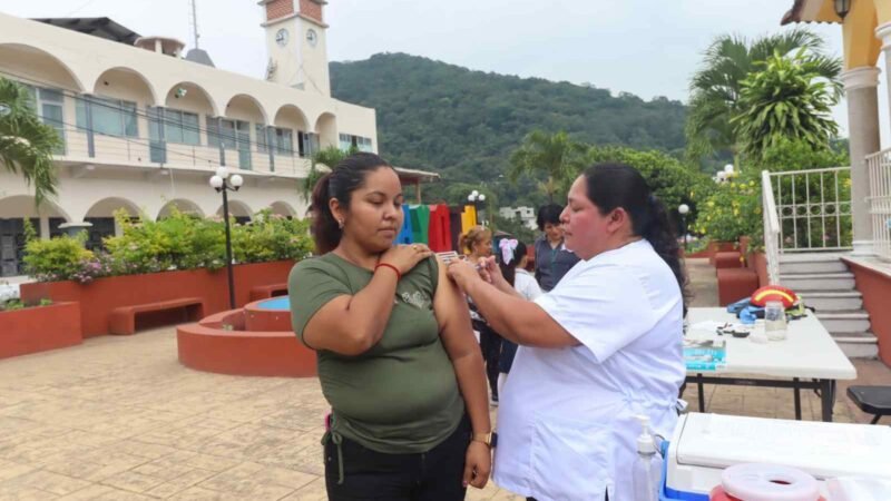 RESPONDEN ATOYAQUENSES A VACUNACIÓN CONTRA COVID19 E INFLUENZA