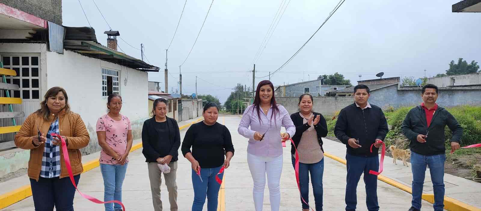 INAUGURA GUADALUPE ROSAS OBRA DE PAVIMENTACIÓN