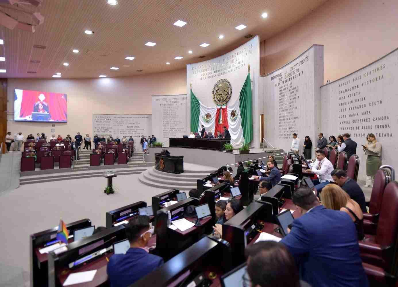 ACEPTA CONGRESO RENUNCIA DE ISIS PÉREZ AL CARGO DE REGIDORA DE PAPANTLA