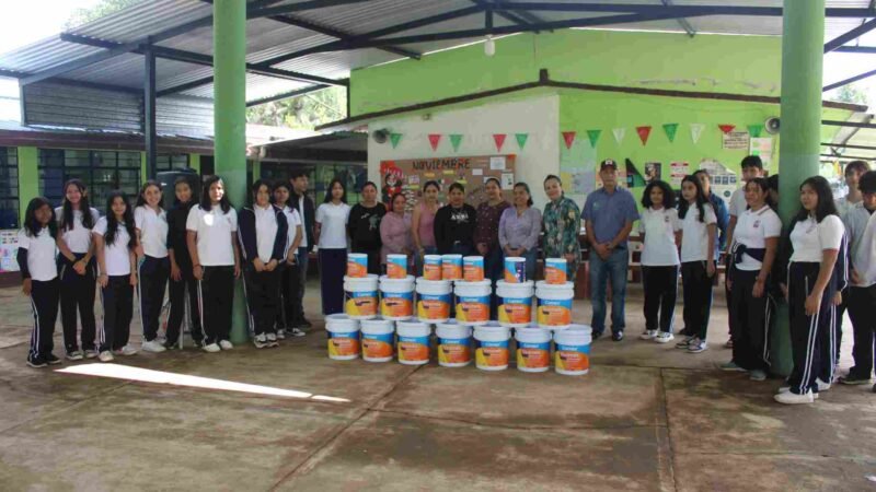 ENTREGAN APOYOS A ESCUELA DE ZENTLA