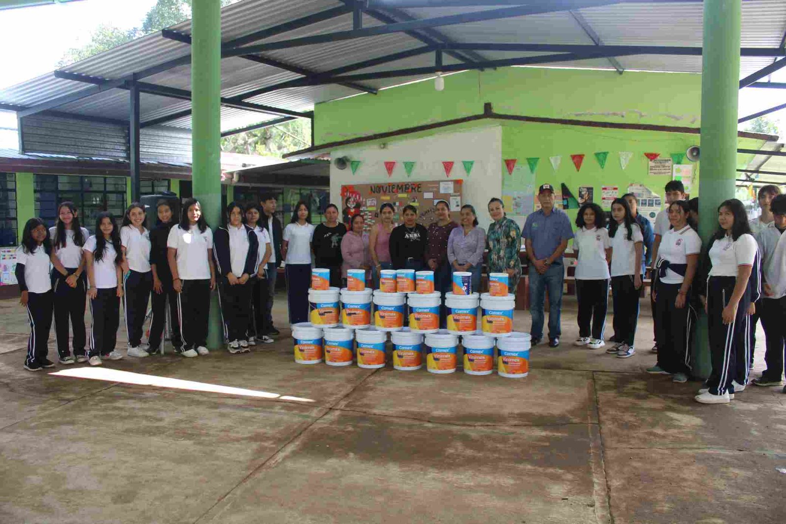 ENTREGAN APOYOS A ESCUELA DE ZENTLA