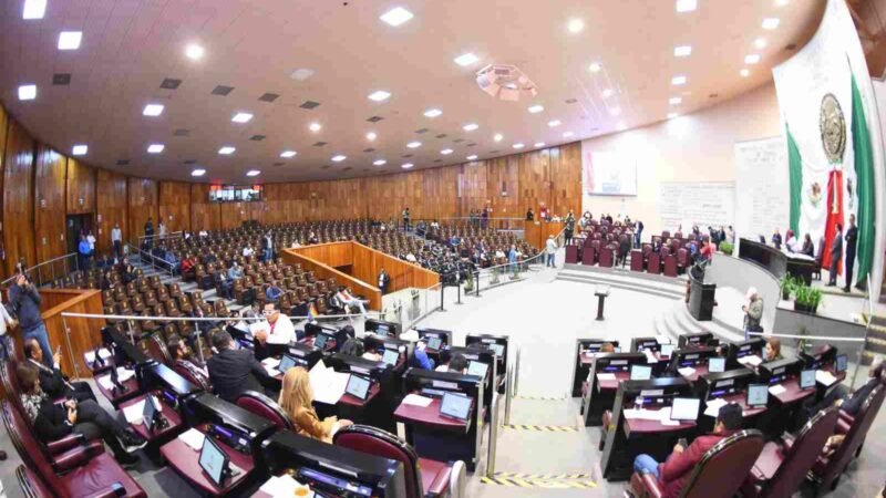 AUTORIZA CONGRESO A CIUDADANA DESEMPEÑAR DOS CARGOS