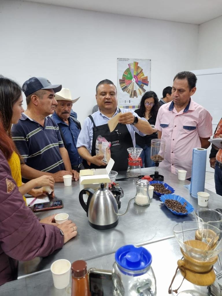 CAPACITAN A PRODUCTORES EN BARISMO Y MÉTODOS DE EXTRACCIÓN DE CAFÉ