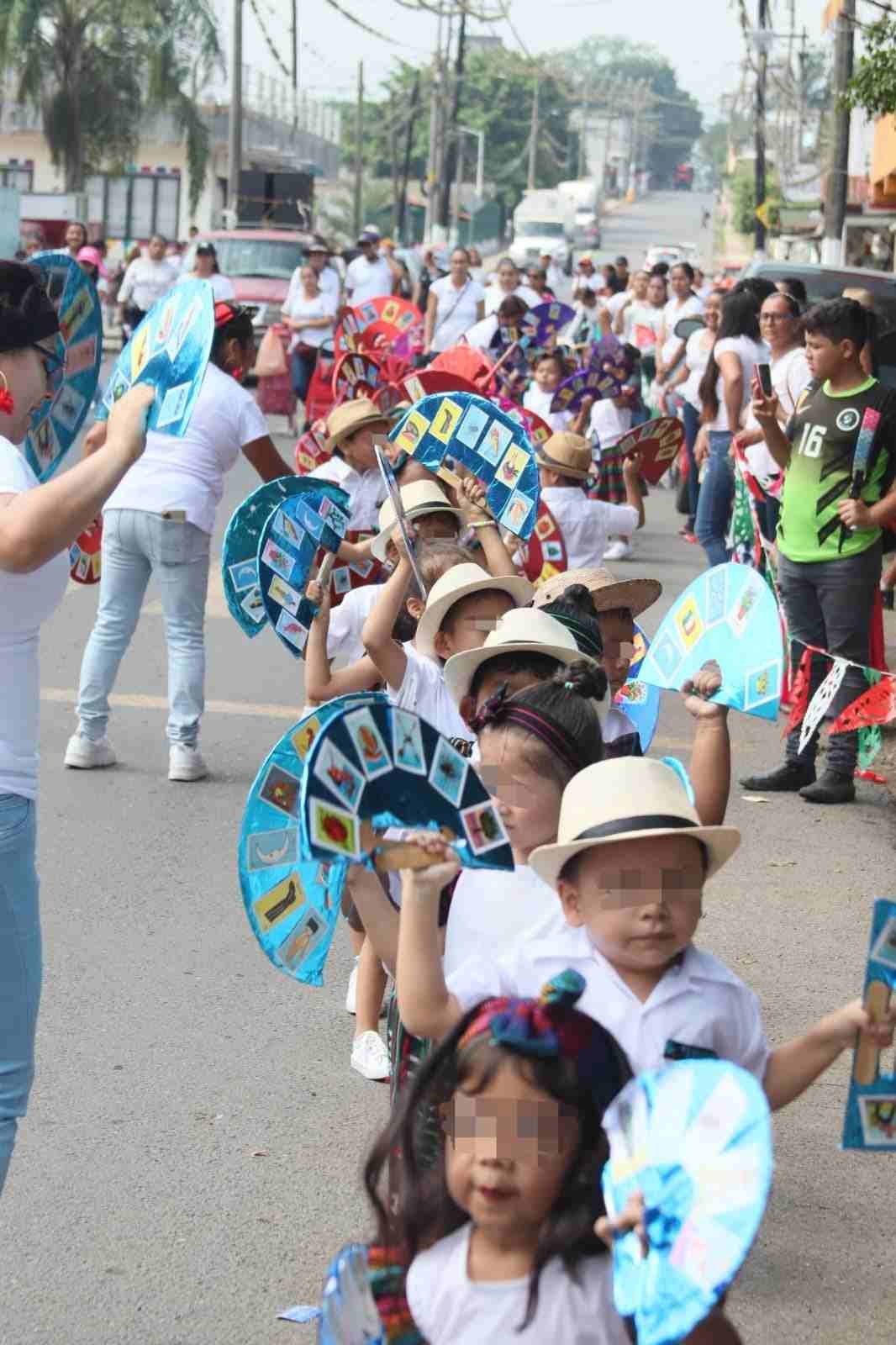 DESFILAN JARDINES DE NIÑOS EN POTRERO NUEVO; CONMEMORAN LA REVOLUCIÓN