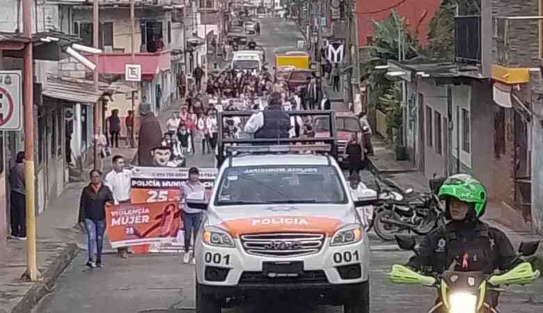 MARCHAN CONTRA LA VIOLENCIA DE GÉNERO