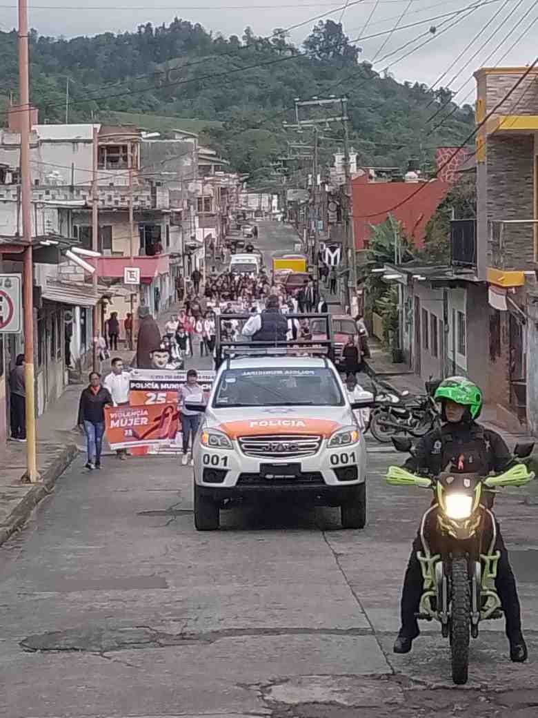 MARCHAN CONTRA LA VIOLENCIA DE GÉNERO
