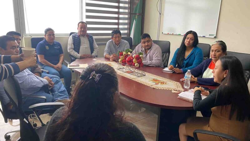 AUTORIDADES DE ATOYAC SE REÚNEN CON POBLADORES DE CORRAL DE PIEDRA; ACUERDAN SOLUCIÓN AL ESTADO DE LA CARRETERA ESTATAL