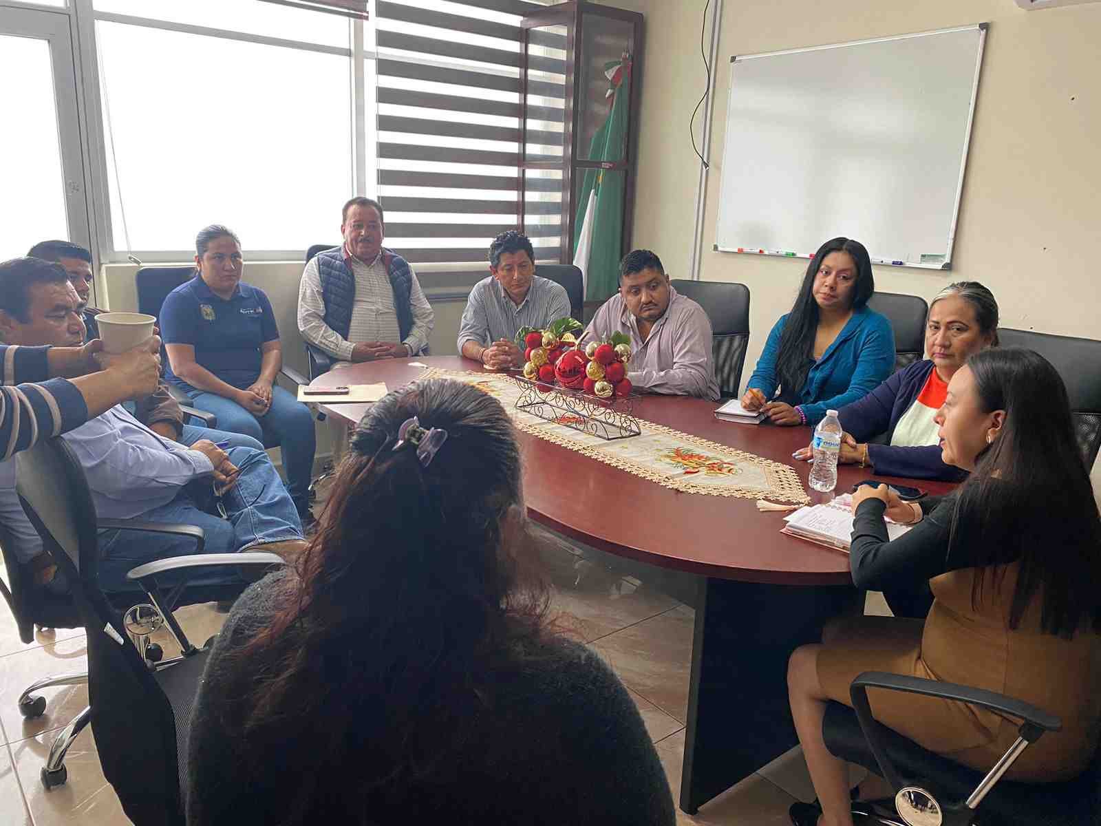 AUTORIDADES DE ATOYAC SE REÚNEN CON POBLADORES DE CORRAL DE PIEDRA; ACUERDAN SOLUCIÓN AL ESTADO DE LA CARRETERA ESTATAL