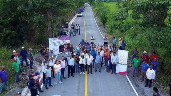 ENTREGA ALCALDESA OBRA EN XOPILAPA