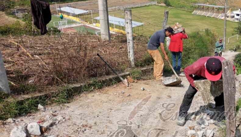 ARRANCA CONSTRUCCIÓN DE ESCALINATAS EN ALPATLÁHUAC