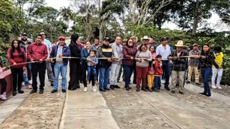 INAUGURA VENTURA DEMUNER PAVIMENTACIÓN EN PUENTECILLA