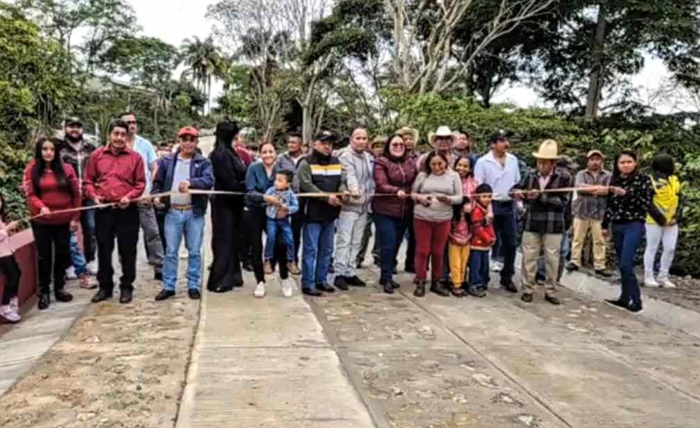 INAUGURA VENTURA DEMUNER PAVIMENTACIÓN EN PUENTECILLA