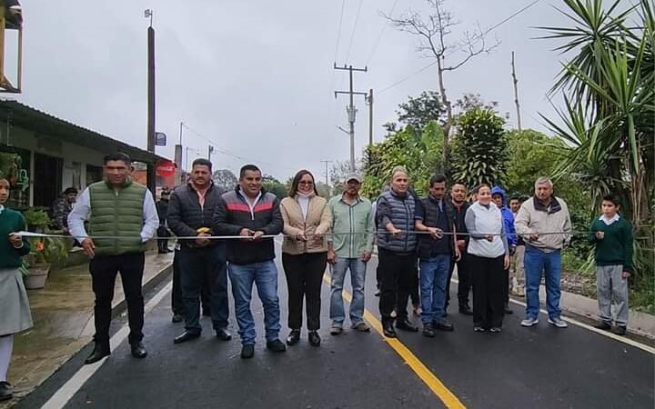 INAUGURA VENTURA DEMUNER CAMINO A CAPULAPA