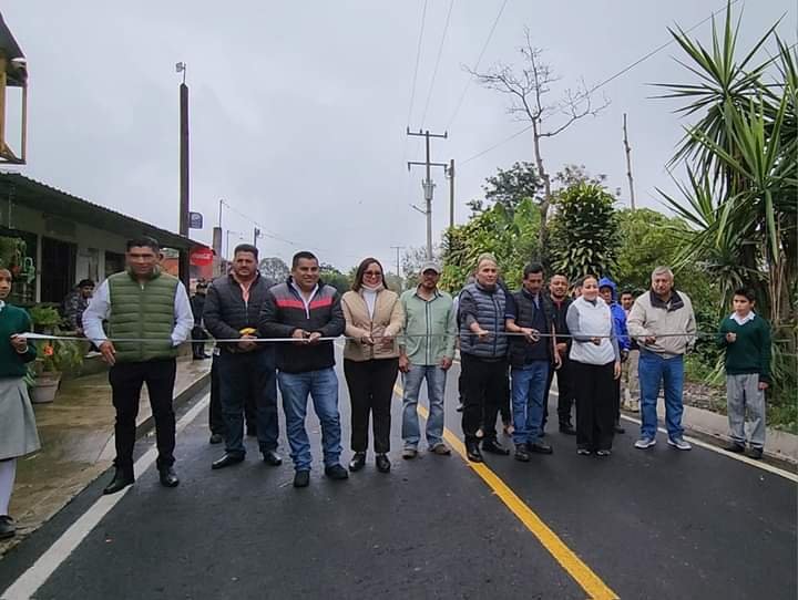 INAUGURA VENTURA DEMUNER CAMINO A CAPULAPA