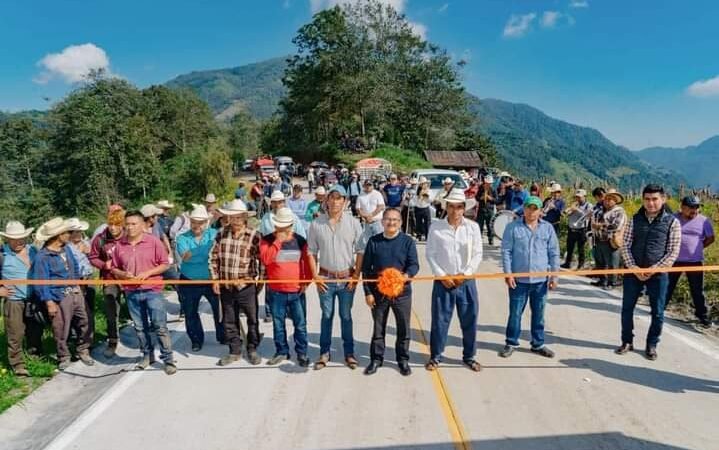 INAUGURA ALCALDE DE COSCO CARRETERA EN ZACATLA