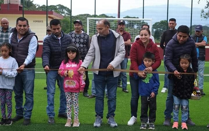 INAUGURA VENTURA DEMUNER CANCHA DE FÚTBOL