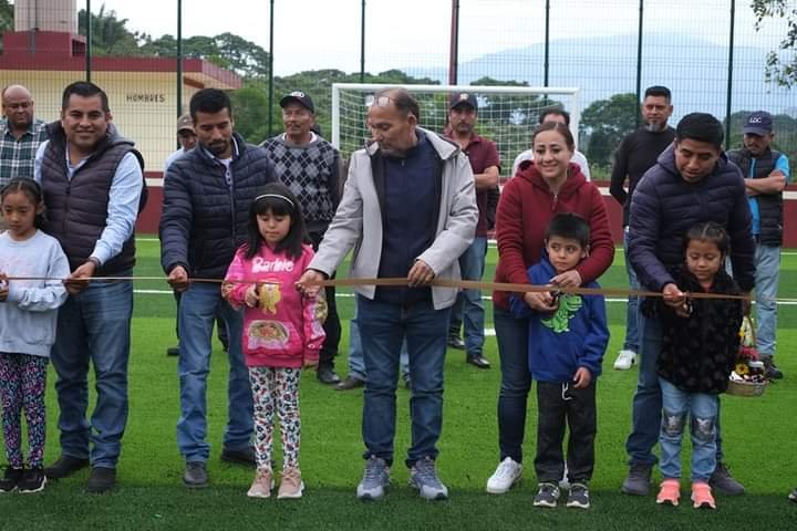 INAUGURA VENTURA DEMUNER CANCHA DE FÚTBOL