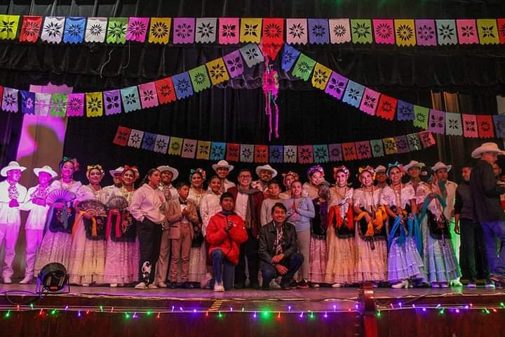COMPAÑÍA FOLCLÓRICA CUEZCOMATL CELEBRA GALA NAVIDEÑA
