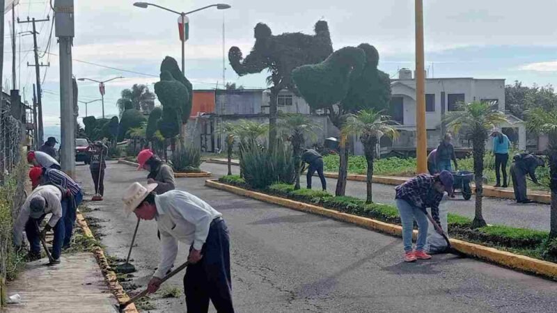 DAN MANTENIMIENTO A ESPACIOS PÚBLICOS