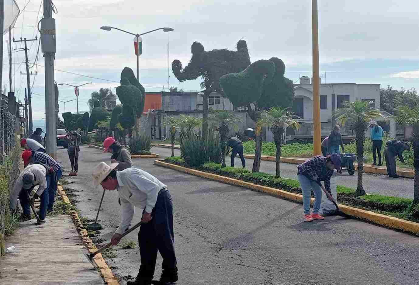 DAN MANTENIMIENTO A ESPACIOS PÚBLICOS