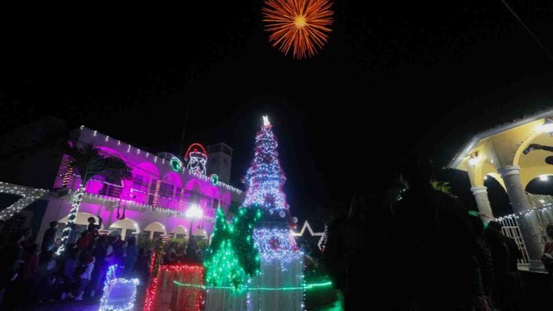 ALCALDE DE ATOYAC ENCIENDE PINO DE NAVIDAD