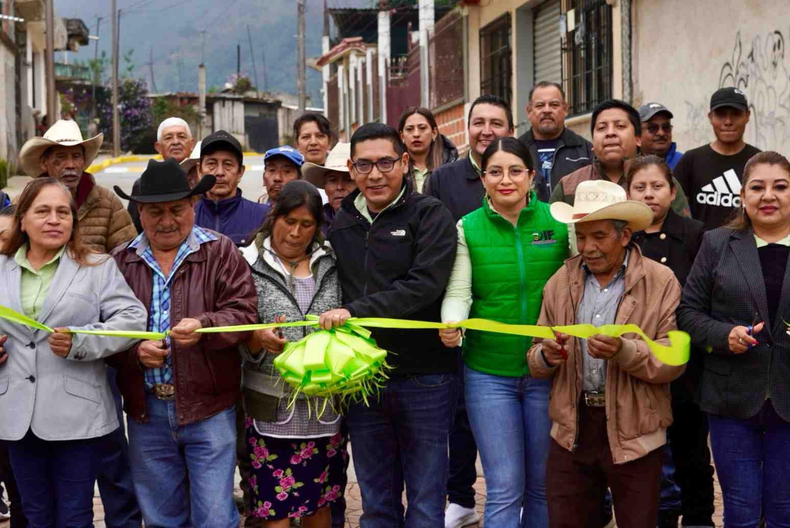PAVIMENTAN MÁS CALLES EN TETLA