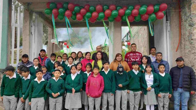 ENTREGA GUADALUPE ROSAS OBRA EN ESCUELA DE XILOMICHI