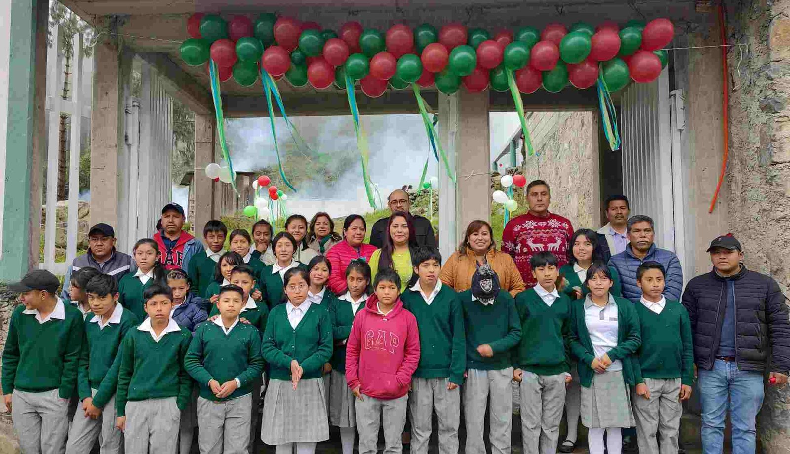 ENTREGA GUADALUPE ROSAS OBRA EN ESCUELA DE XILOMICHI