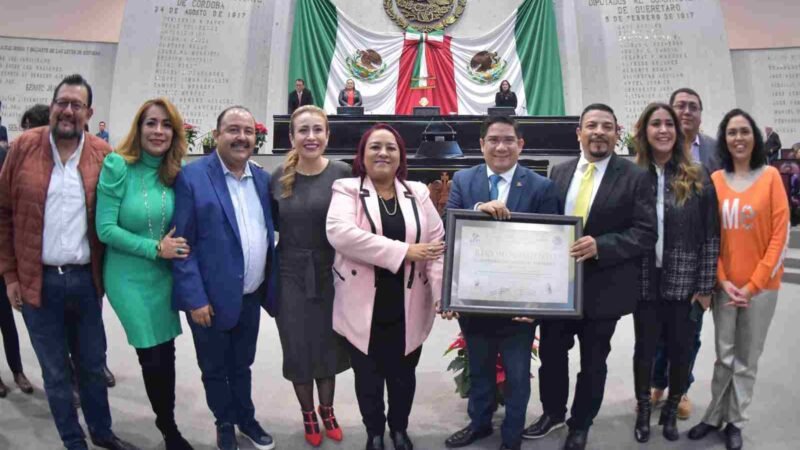 ENTREGAN RECONOCIMIENTO A INSTITUCIÓN GANADORA DEL PROYECTO DE MEMORIAL