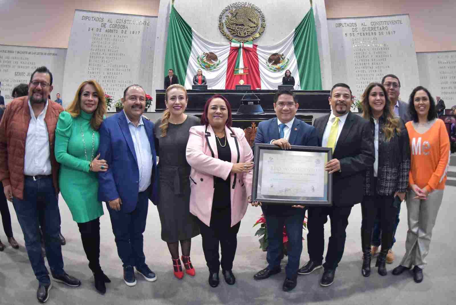 ENTREGAN RECONOCIMIENTO A INSTITUCIÓN GANADORA DEL PROYECTO DE MEMORIAL