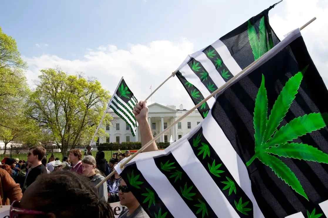 JOE BIDEN INDULTA A CONDENADOS POR POSESIÓN DE MARIHUANA