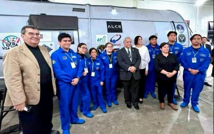 RECONOCE ZENYAZEN ESCOBAR A ALUMNOS DE UTCV