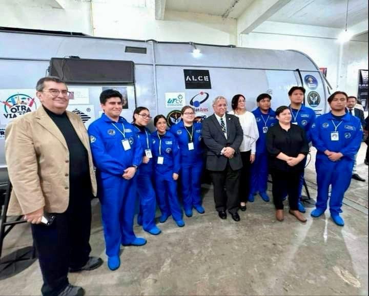RECONOCE ZENYAZEN ESCOBAR A ALUMNOS DE UTCV