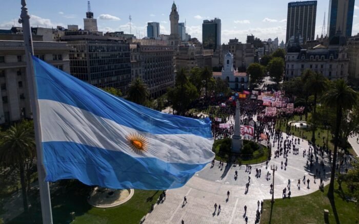 NUEVO DECRETO DEJARÁ SIN EMPLEO A 7 MIL SERVIDORES PÚBLICOS EN ARGENTINA