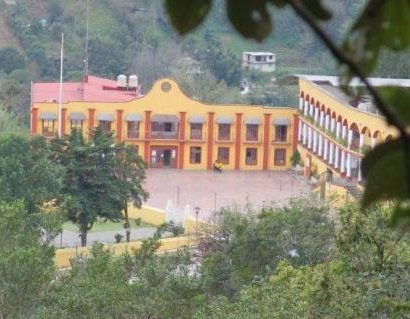 LO ENCUENTRAN COLGADO DE ESTRUCTURA DE CFE