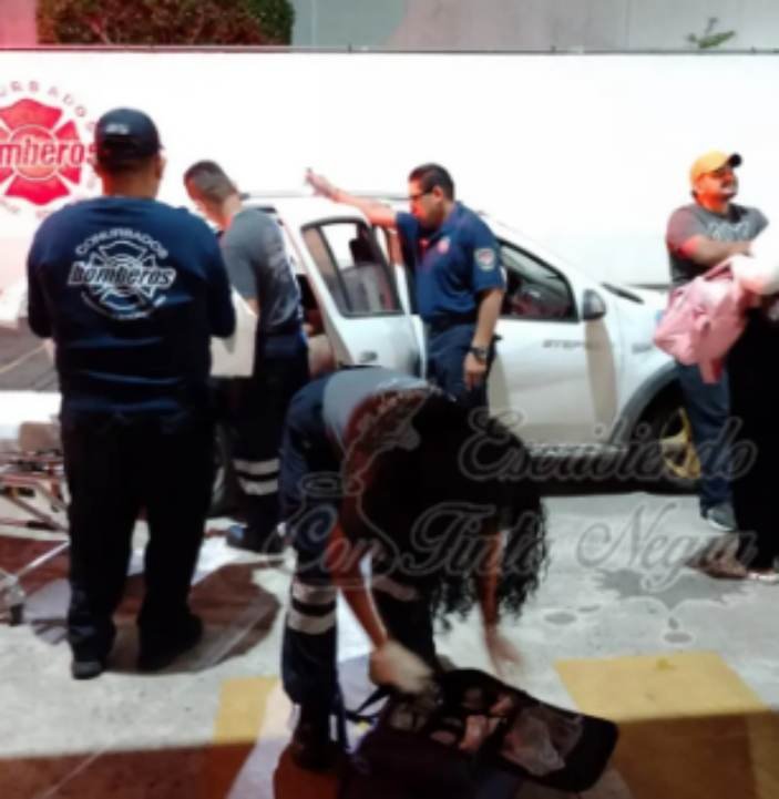 DA A LUZ EN CUARTEL DE BOMBEROS; EN HOSPITAL NO LA ATENDIERON
