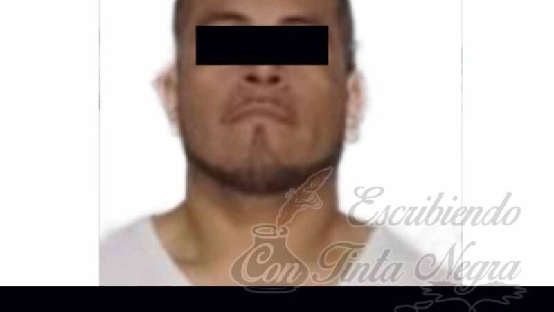INTENTA APUÑALAR A POLICÍAS; LO PONEN TRAS LAS REJAS