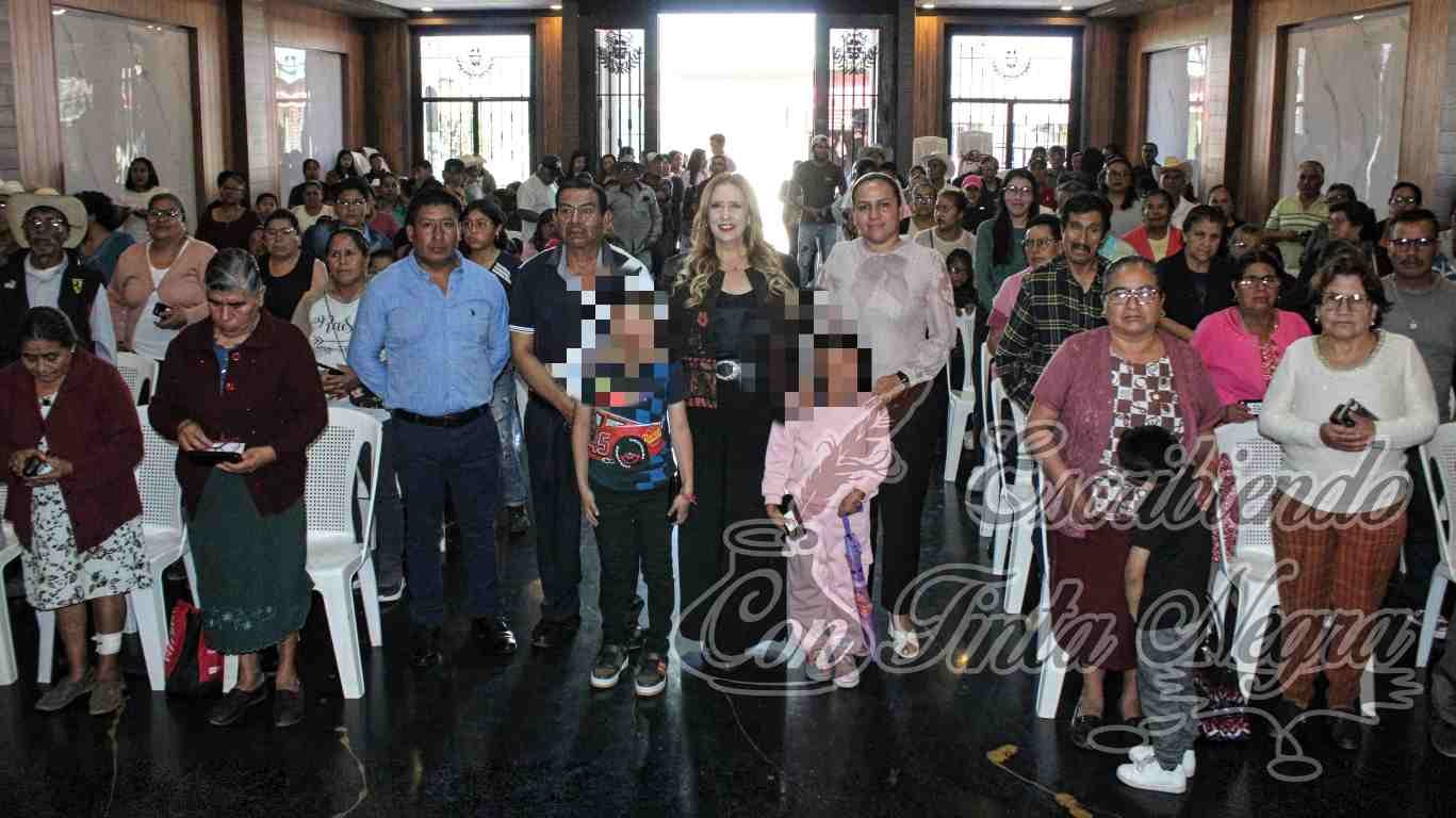 ENTREGAN MÁS DE 200 LENTES EN ALPATLÁHUAC