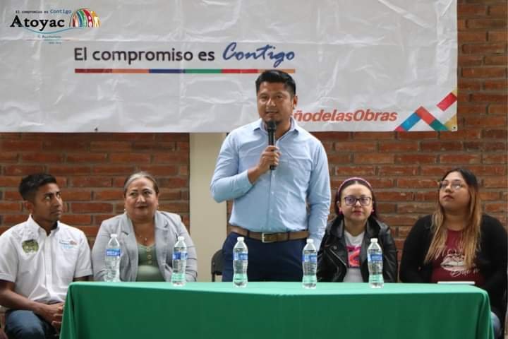 ENTREGA ALCALDE DE ATOYAC AULAS EN LA ANGOSTURA