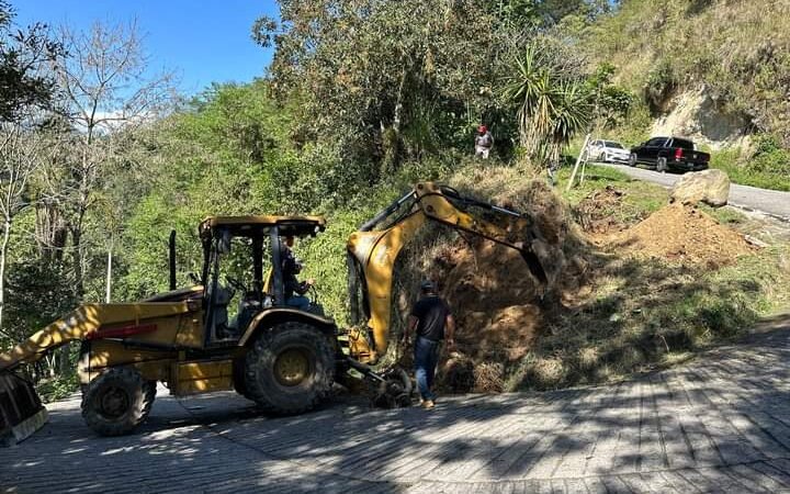 DAN MANTENIMIENTO A CARRETERA DE BARRANCA DE TOMATLÁN