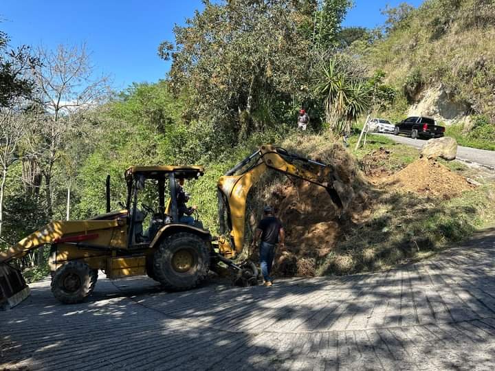 DAN MANTENIMIENTO A CARRETERA DE BARRANCA DE TOMATLÁN