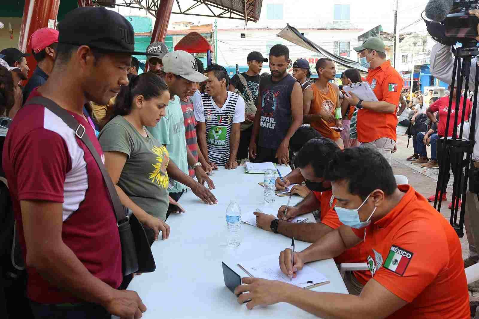 SE DISUELVE CARAVANA MIGRANTE Y SE ENTREGAN A AUTORIDADES EN CHIAPAS