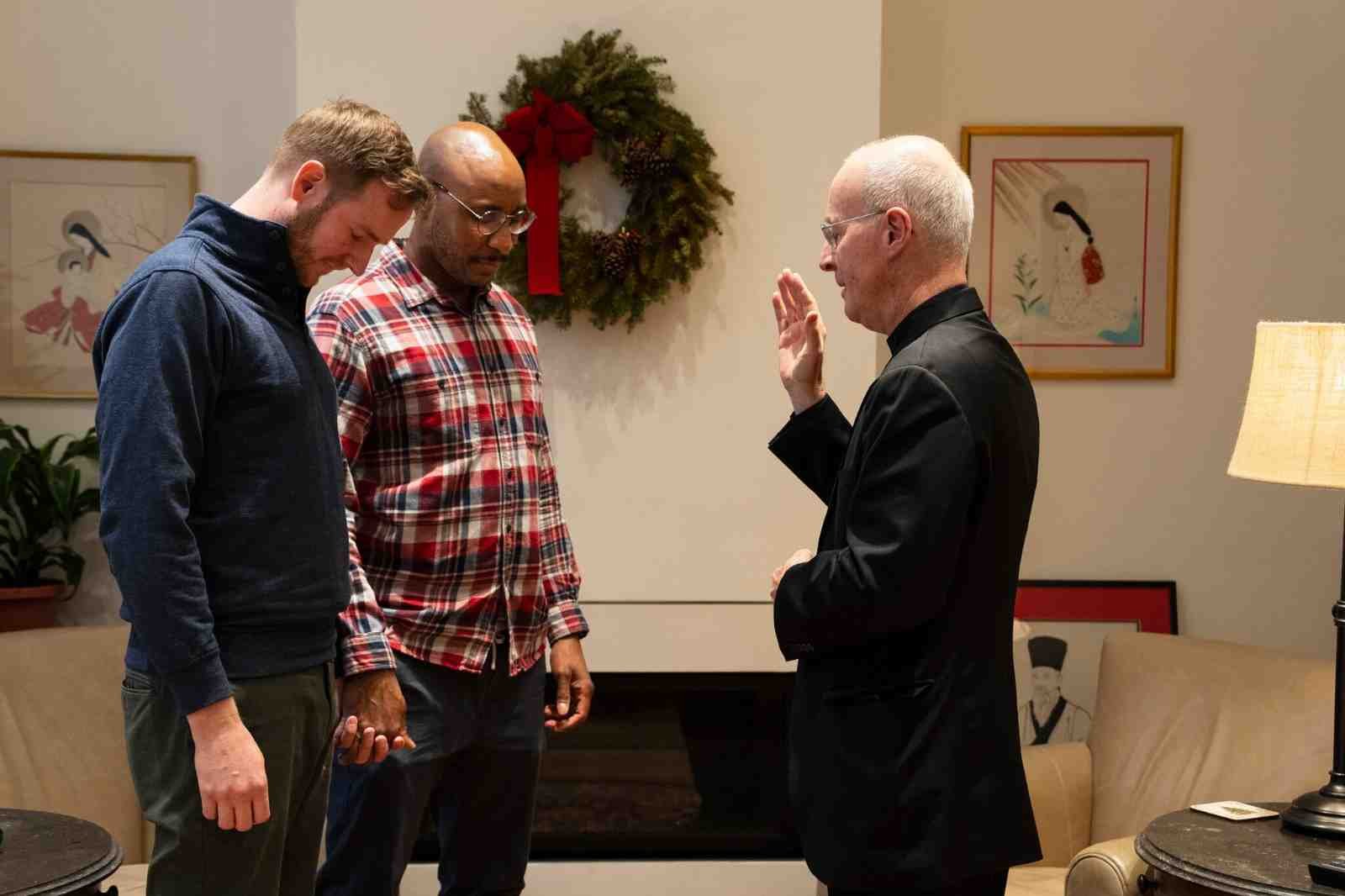 SACERDOTES REÚNEN FIRMAS PARA ANULAR BENDICIONES A PAREJAS HOMOSEXUALES