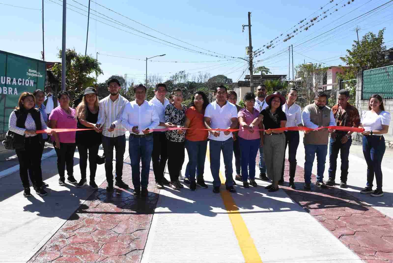RECONOCEN VECINOS DEL PUEBLO DE LAS FLORES PROYECTO DE LA TRANSFORMACIÓN