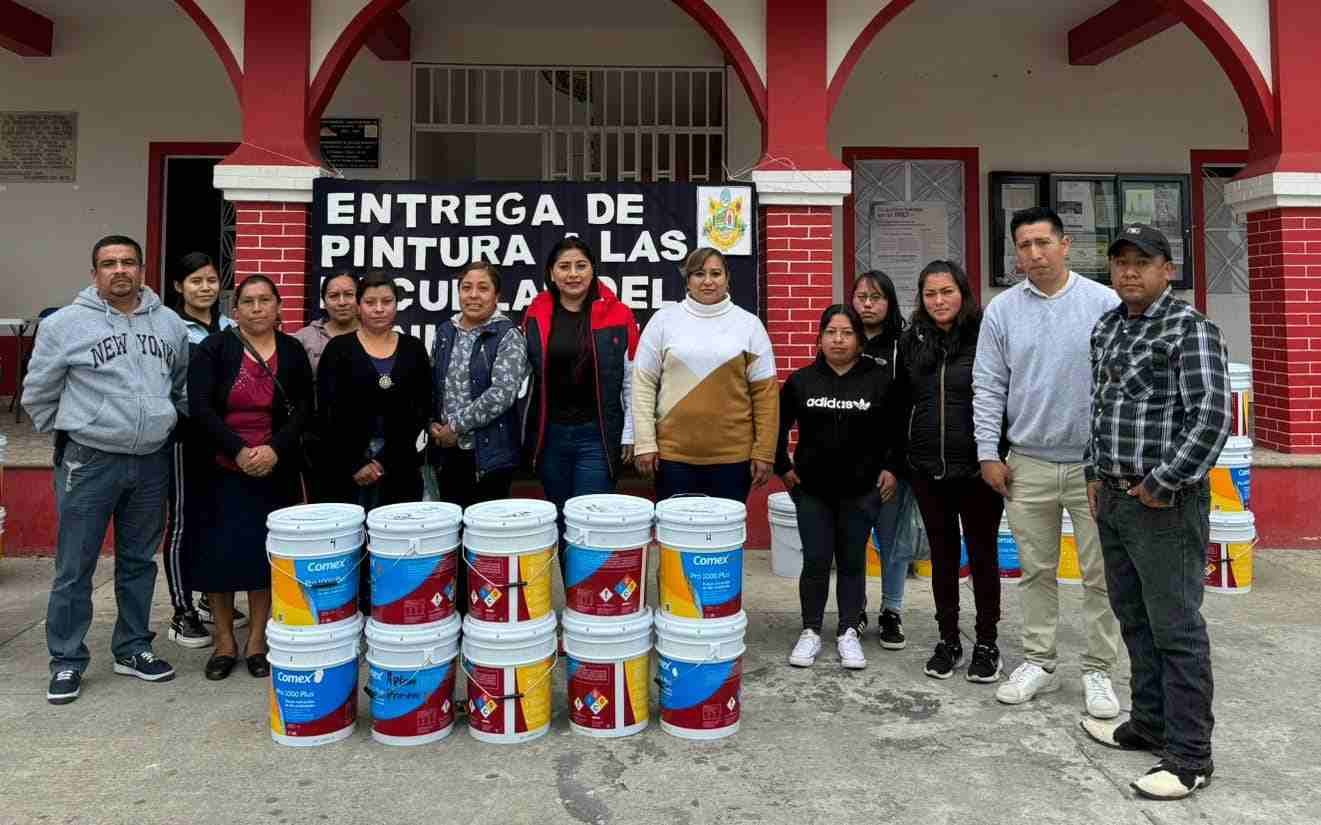 ENTREGAN APOYOS A ESCUELAS DE CALCAHUALCO