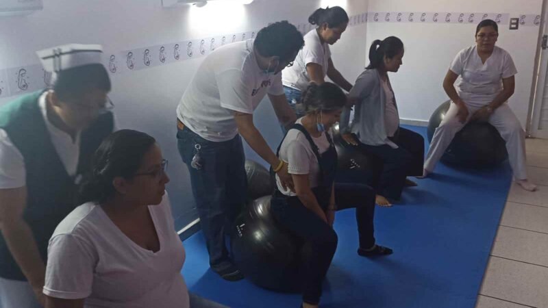 ORIENTA IMSS A FUTURAS MADRES SOBRE PROCESO DEL PARTO